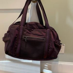 Lululemon Everywhere Duffel- black cherry